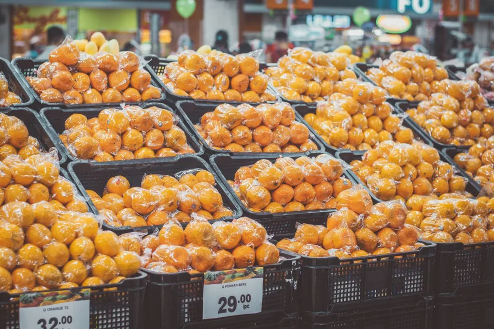Naranjas empaquetadas en bandejas de plástico en una tienda de comestibles - Pexels
