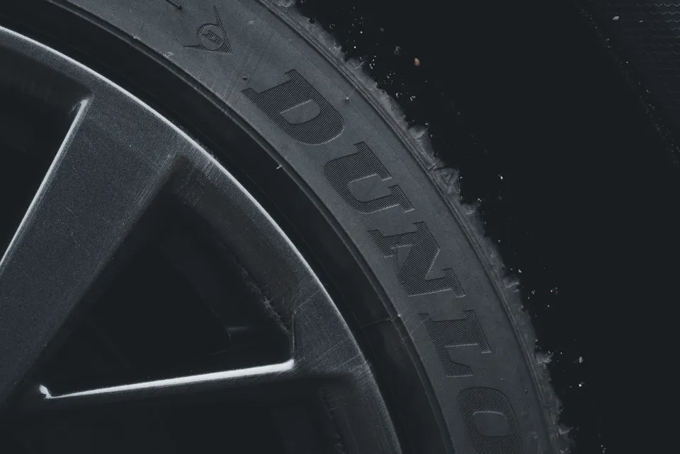 휠 림의 Dunlop 텍스트 클로즈업 - Pexels