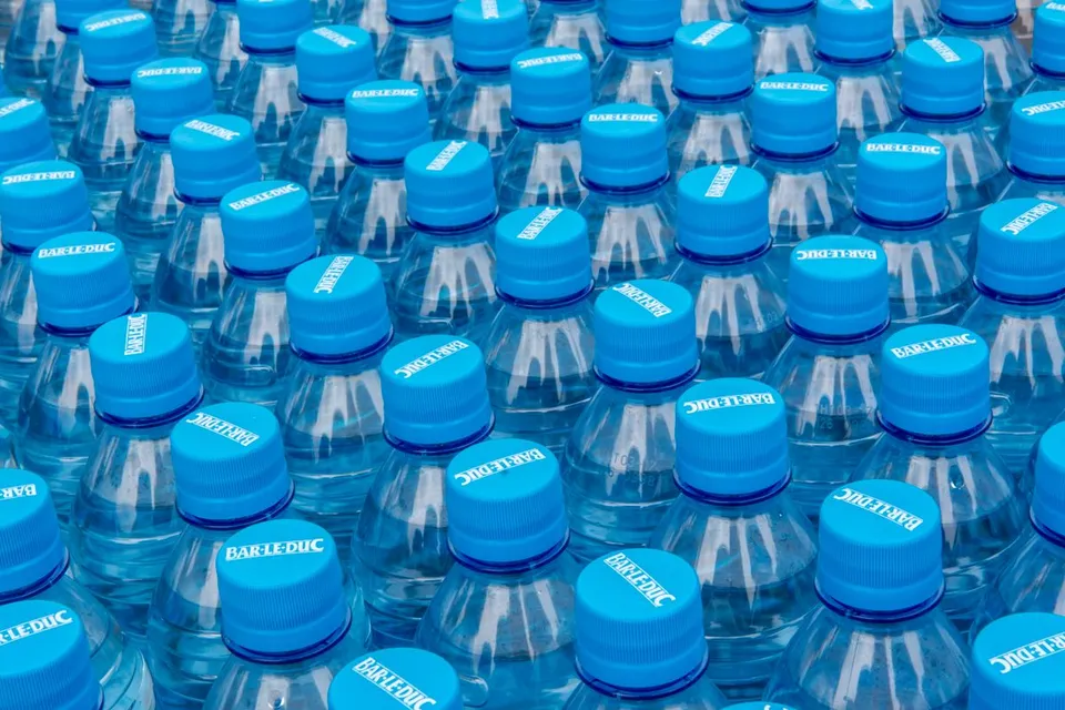 Bouteilles de boissons PET transparentes empilées - Pexels