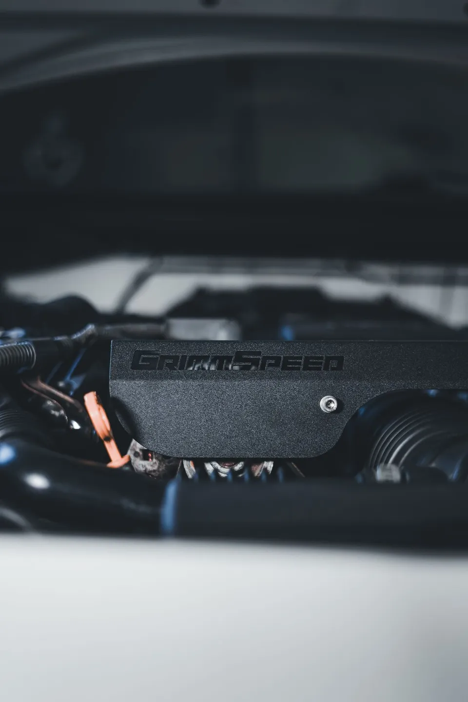 Cubierta de plástico en relieve con texto GrimmSpeed en el motor del coche - Pexels