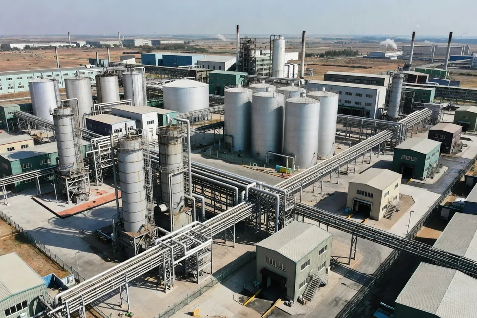 Vista exterior de una instalación de producción de polímeros en Binzhou - plascentral.com