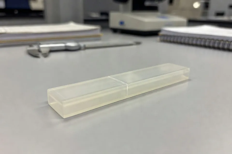 Barre d'essai de traction moulée avec ligne de soudure pour contrôle de la résistance - plascentral.com