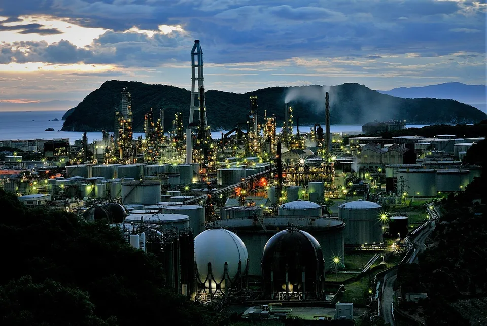 Large industrial factory with multiple buildings and infrastructure at production site - tasukaran, Pixabay