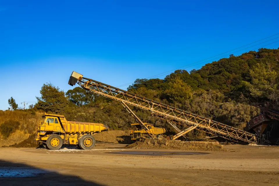 Industrial rubber conveyor belts for heavy-duty applications - Pexels
