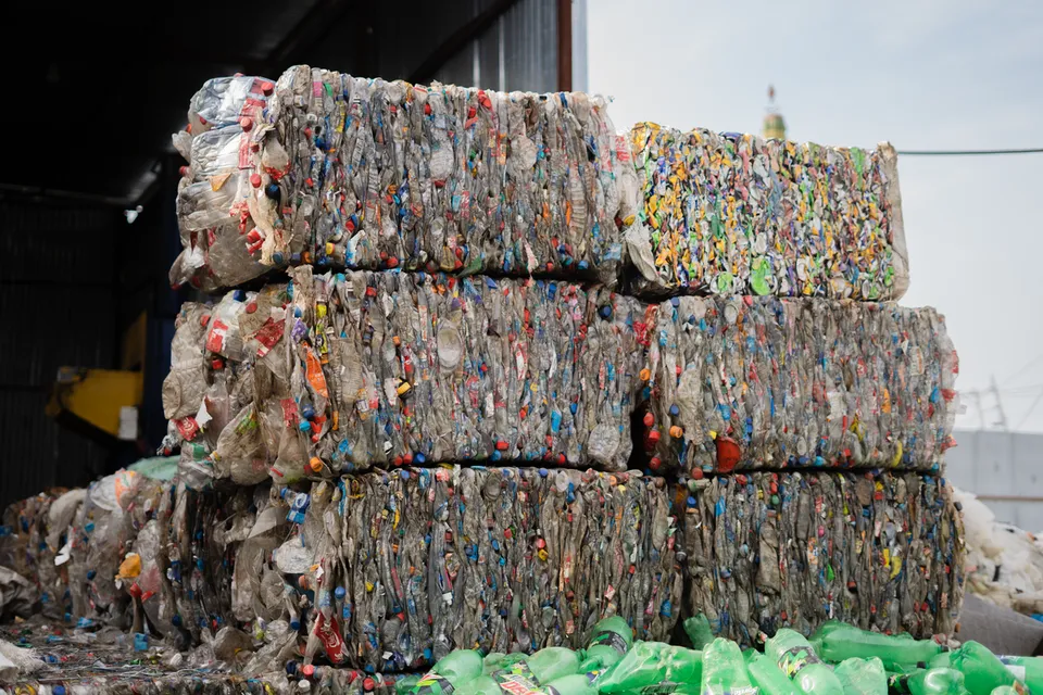 Fardos de plásticos reciclados clasificados listos para su procesamiento - Pexels